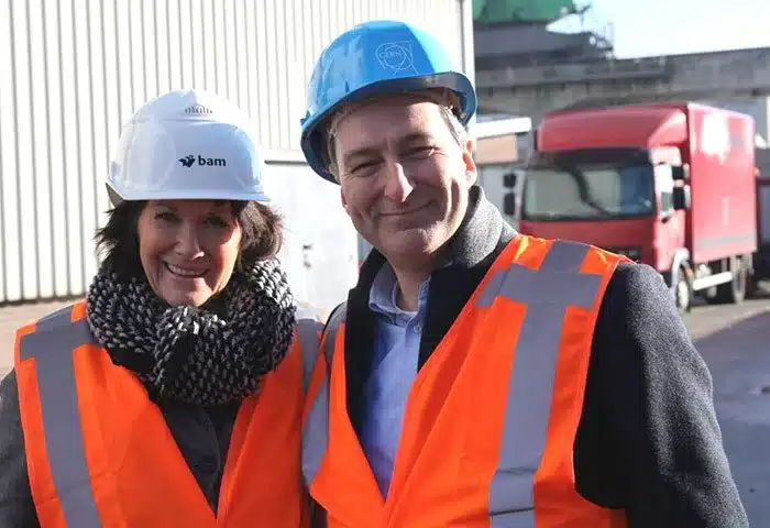 Bernard Scharff met Maddie Houtstra op werklocatie